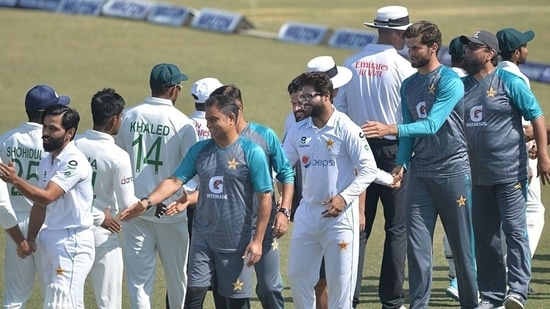 Players of both the sides greet each other after the conclusion of the 1st Test((Twitter/TheRealPCB) )