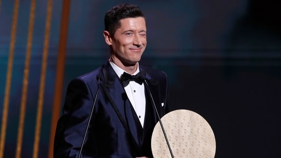 Soccer Football - The Ballon d'Or Awards - Theatre du Chatelet, Paris, France - November 29, 2021 Bayern Munich's Robert Lewandowski with the Striker of the Year Trophy REUTERS/Benoit Tessier(REUTERS)