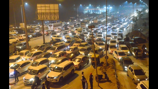 A massive traffic jam was witnessed on the Airport Road in Mohali after NRHM Employees Union and ETT teachers blocked the Ropar-Chandigarh National Highway at Desu Majra village in Kharar on Tuesday. (Gurtej Singh/HT)