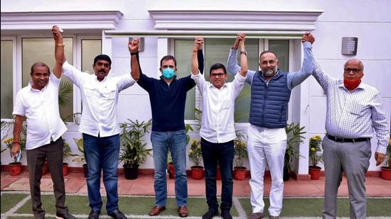 Goa Forward MLA Vinod Palyekar (Left to Right), Goa Forward chief Vijay Sardesai, Congress leader Rahul Gandhi, Goa independent MLA Prasad Gaonkar, Congress’s Goa in-charge Dinesh Gundu Rao and leader of opposition in Goa assembly Digambar Kamat after their meeting in Delhi (ANI)