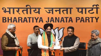 Manjinder Singh Sirsa joined the BJP in the presence of Union ministers Gajendra Singh Shekhawat and Dharmendra Pradhan, and other senior leaders (Sanchit Khanna/HT Photo) Manjinder Singh Sirsa joined the BJP in the presence of Union ministers Gajendra Singh Shekhawat and Dharmendra Pradhan, and other senior leaders (Sanchit Khanna/HT Photo)