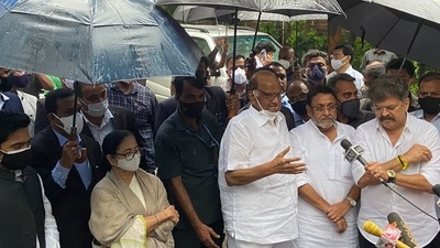 West Bengal chief minister Mamata Banerjee and NCP supremo Sharad Pawar addresses the media after their meeting in Mumbai on Wednesday. (HT photo / Pratik Chorge) West Bengal chief minister Mamata Banerjee and NCP supremo Sharad Pawar addresses the media after their meeting in Mumbai on Wednesday. (HT photo / Pratik Chorge)