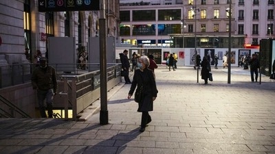 A woman wearing a face mask against coronavirus enters Saint Lazare train station in Paris, Tuesday, Nov. 30, 2021.&nbsp; (AP)