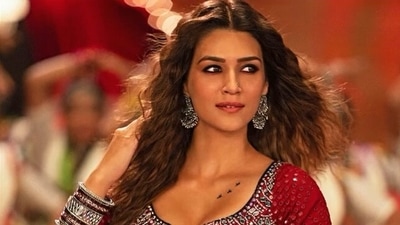 Kriti Sanon in a still from the song Param Sundari. Kriti Sanon in a still from the song Param Sundari.