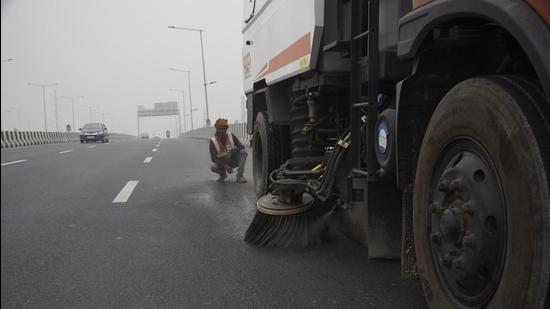 Ghaziabad, India – December 1, 2021: A truck deployed to clean a stretch on Delhi Meerut Expressway near Vijay Nagar, in Ghaziabad, India, on Wednesday, December 1, 2021. (Photo by Sakib Ali /Hindustan Times)