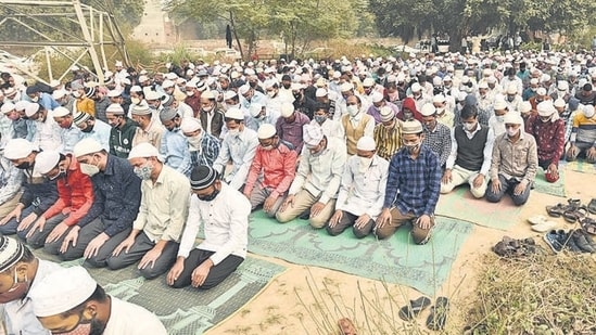 Muslims offer namaz at Hero Honda Chowk in Gurugram (Vipin Kumar/HT PHOTO)