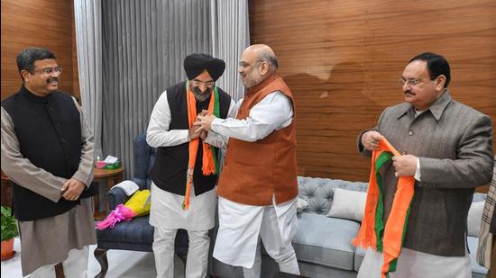 Akali Dal leader Manjinder Singh Sirsa joins BJP in the presence of Union home minister Amit Shah, BJP president J P Nadda and Union minister Dharmendra Pradhan at the BJP headquarters in New Delhi (PTI)
