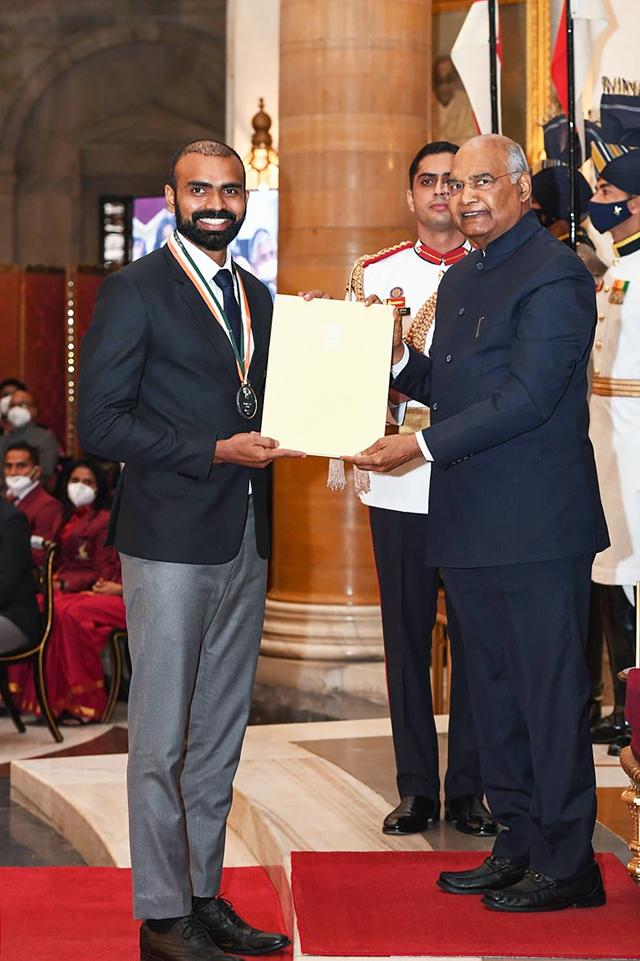 President Ramnath Kovind confers Major Dhyan Chand Khel Ratna Award 2021 to Sreejesh PR in recognition of his outstanding achievements in hockey, in Delhi. (Photo: PTI)