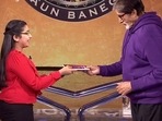 Varnika Kothari hands over a gift for Aaradhya Bachchan. Varnika Kothari hands over a gift for Aaradhya Bachchan.