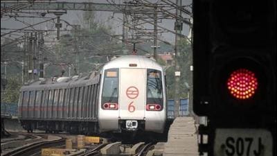 The CAG report said pointed out that the DMRC had projected an average daily ridership in the entire network would rise to 53.47 lakh in 2019-20 but the actual ridership was only around 27.79 lakh. (Sanchit Khanna/HT)