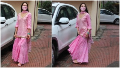 Sara Ali Khan accessorised her look with a bunch of funky colourful bangles on her left wrist. (HT Photo/Varinder Chawla)
