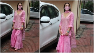 Sara Ali Khan teamed her traditional look with a pair of pink juttis and a matching mask. (HT Photo/Varinder Chawla)