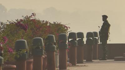 Low visibility due to smog at Vijay Chowk in New Delhi on Tuesday. (Sanjeev Verma/HT File photo)