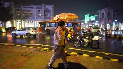 While only 1mm of rainfall was recorded at Safdarjung, cloud cover through the day meant Delhi recorded a maximum temperature of just 19.8°C – five notches below normal and the lowest maximum so far this winter season. (Sanchit Khanna/HT)
