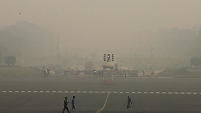SC pulls up Delhi govt for opening schools amid rising air pollution level (REUTERS)