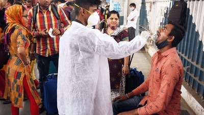 A swab sample of a passenger is being taken at Mumbai's Dadar station on Tuesday. (ANI) A swab sample of a passenger is being taken at Mumbai's Dadar station on Tuesday. (ANI)