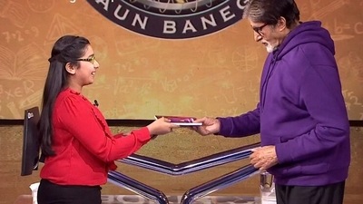 Varnika Kothari hands over a gift for Aaradhya Bachchan. Varnika Kothari hands over a gift for Aaradhya Bachchan. 