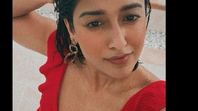Ileana checked into Instagram post a swim in the sea with a selfie in a red bikini. Ileana checked into Instagram post a swim in the sea with a selfie in a red bikini. 