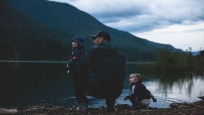 Have an end destination: Keep your kids motivated the entire hike by telling them about the picturesque end destination. It can be a waterfall, a lake or a park where they can have a gala. (Pexels)