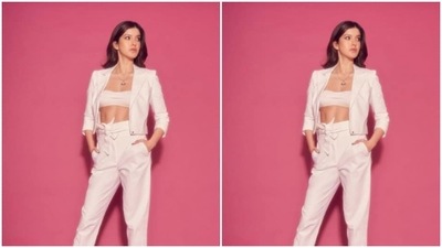 Styled by fashion stylist Tanya Ghavri, Shanaya left her shoulder-length tresses open in wavy curls around her shoulders with a middle part. (Instagram/@shanayakapoor02)