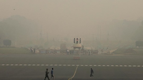 SC pulls up Delhi govt for opening schools amid rising air pollution level(REUTERS)