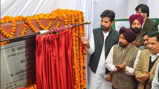 Punjab transport minister Amrinder Singh Raja Warring lays the foundation stone of a Kharar Bus Stand at BDPO draft office Kharar on Thursday. (Gurtej Singh/HT)