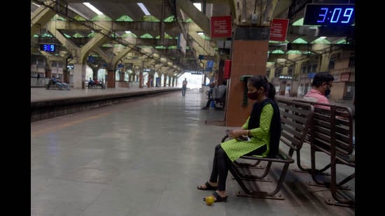 Women commuters feel unsafe while waiting for trains during odd hours at Navi Mumbai railway stations. (BACHCHAN KUMAR/HT PHOTO) Women commuters feel unsafe while waiting for trains during odd hours at Navi Mumbai railway stations. (BACHCHAN KUMAR/HT PHOTO)