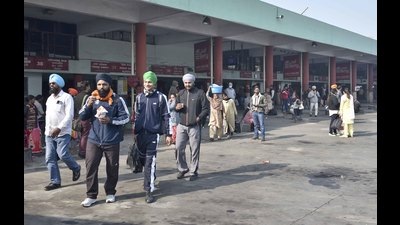 Several passengers rued the harassment that they had to face because of the ongoing disagreement between agitating parties and the state government. (Gurpreet Singh/HT) Several passengers rued the harassment that they had to face because of the ongoing disagreement between agitating parties and the state government. (Gurpreet Singh/HT)
