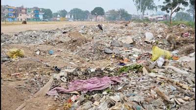 Domestic waste and malba piling up on a ground at Sector 40, Chandigarh, present a picture of civic apathy. (Gurtej Singh/HT) Domestic waste and malba piling up on a ground at Sector 40, Chandigarh, present a picture of civic apathy. (Gurtej Singh/HT)