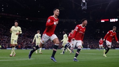 Manchester United's Cristiano Ronaldo celebrates scoring their third goal (REUTERS)