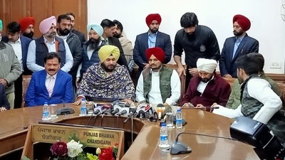 Punjab CM Charanjeet singh Channi along with punjab congress president Navjot Singh Sidhu , singer Sidhu mossewala and others at punjab bhawan in chandigarh.&nbsp; (HT Photo)