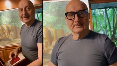 Anupam Kher poses in the new glasses brought for him by Anil Kapoor. Anupam Kher poses in the new glasses brought for him by Anil Kapoor. 