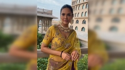 With her hair neatly combed back and tied into a mid bun, Esha Gupta opted for minimal makeup to compliment her look. (Instagram/@egupta) With her hair neatly combed back and tied into a mid bun, Esha Gupta opted for minimal makeup to compliment her look. (Instagram/@egupta)