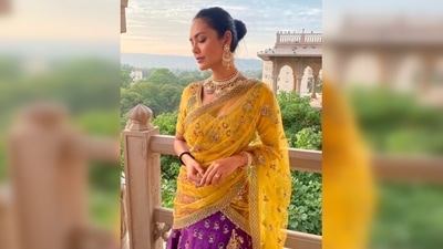 For jewellery, Esha Gupta wore a heavy traditional choker with matching chandbalis. (Instagram/@egupta) For jewellery, Esha Gupta wore a heavy traditional choker with matching chandbalis. (Instagram/@egupta)