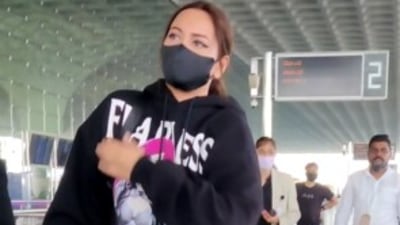 Sonakshi Sinha snapped at Mumbai airport. (Varinder Chawla) 