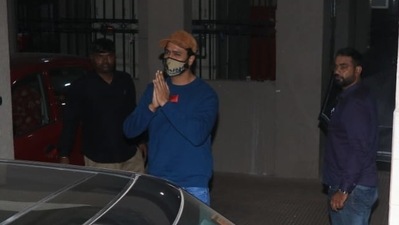 Vicky Kaushal posed for the paparazzi outside Katrina Kaif’s house. (Varinder Chawla) Vicky Kaushal posed for the paparazzi outside Katrina Kaif’s house. (Varinder Chawla)