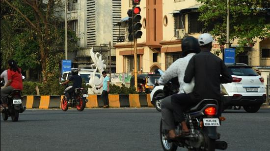 The Mumbai traffic department said that the civic body neither informed them nor took their opinion before installing the new signals in Navi Mumbai. (HT PHOTO.) The Mumbai traffic department said that the civic body neither informed them nor took their opinion before installing the new signals in Navi Mumbai. (HT PHOTO.)
