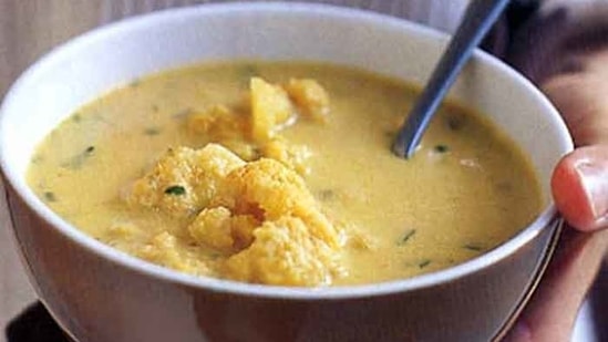 Winter is the season of cauliflowers. This vegetable is high in nutrients such as protein, carbohydrates, fibre, different types of vitamins, calcium, magnesium, sodiumj, potassium and phosphorus. Low in calories, cauliflower soup is tasty and satiating.