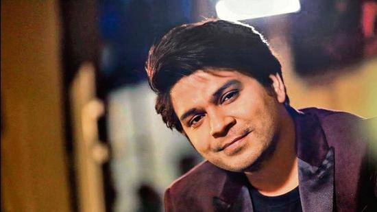 Singer Ankit Tiwari says he is not at all comfortable removing his mask in public.
