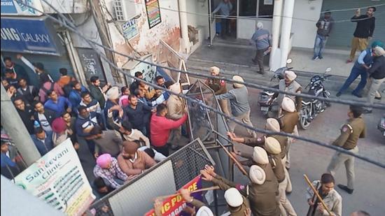 Cops trying to stop protesting teachers from marching towards Punjab CM’s house in Mohali on Friday. (HT photo)