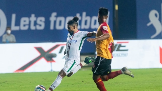 Goa: Roy Krishna (L) of ATK Mohun Bagan and Mohammad Rafique of SC East Bengal in action during match 9 of season 8 of Indian Super League football tournament between ATK Mohun Bagan and SC East Bengal, at the Tilak Maidan Stadium, in Goa.(PTI)