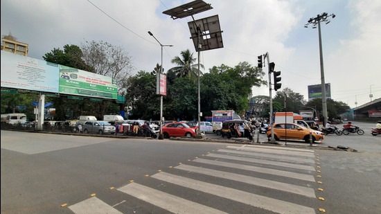Duration of traffic signals at various time slots has been tweaked in Thane to ease congestion. (PRAFUL GANGURDE/HT PHOTO)