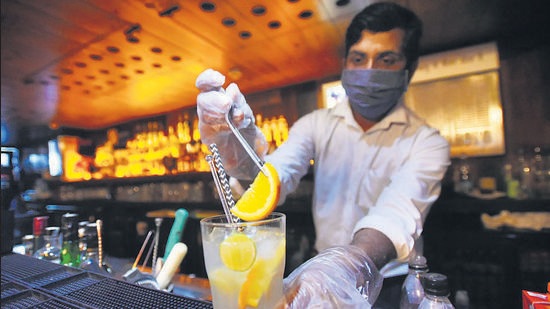 Delhi moved to a new excise regime from November 17 this year that promises to improve user experience, increase government revenue, and clean up malpractices in the Capital’s liquor business. (Amal KS/HT Photo)