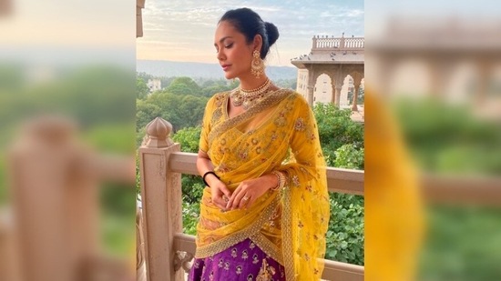 For jewellery, Esha Gupta wore a heavy traditional choker with matching chandbalis.(Instagram/@egupta)