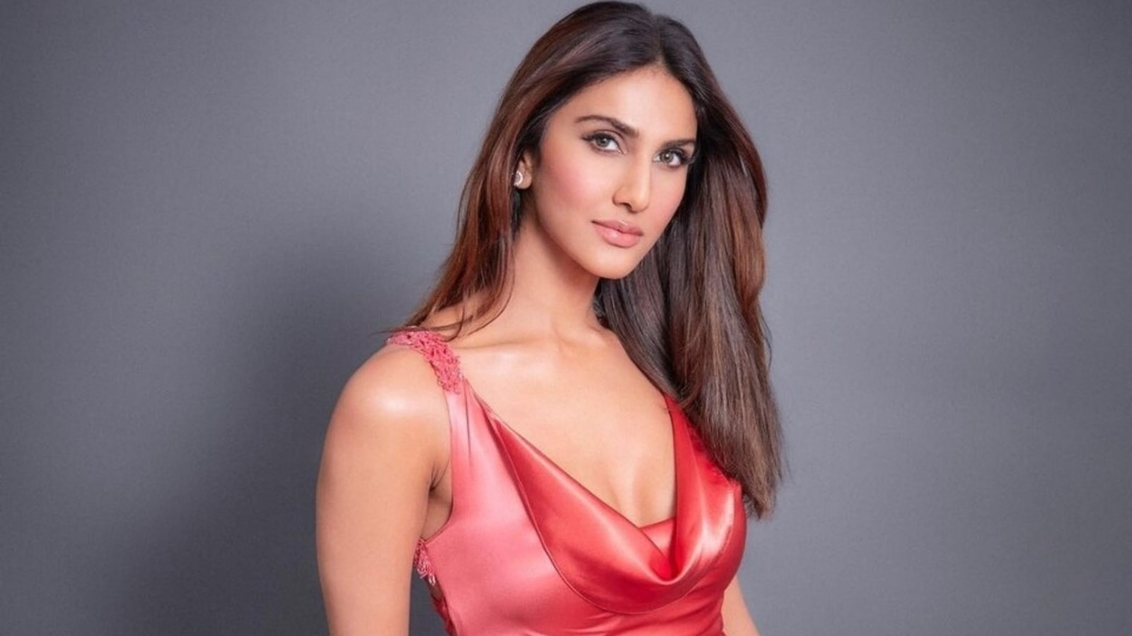 Vaani Kapoor in figure-hugging pink gown serves old-school glam ...