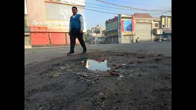 The road where the leakage is taking place is also full of potholes and accidents have taken place in the past, said Arvind Sharma, RTI activist. (HT Photo) The road where the leakage is taking place is also full of potholes and accidents have taken place in the past, said Arvind Sharma, RTI activist. (HT Photo)