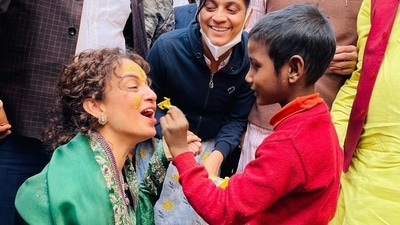 In the pictures, Kangana can be seen eating prasad from a child's hand. (Instagram) In the pictures, Kangana can be seen eating prasad from a child's hand. (Instagram)