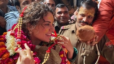 Sharing a series of pictures meeting the crowd, Kangana wrote, “Baanke Bihari Ji ke Darshan (Visiting Baanke Bihari Ji). On my way to Krishan Janam Bhumi. I don’t know what good karma I did to have your love and kindness Krishna Radhe Radhe.” (Instagram) Sharing a series of pictures meeting the crowd, Kangana wrote, “Baanke Bihari Ji ke Darshan (Visiting Baanke Bihari Ji). On my way to Krishan Janam Bhumi. I don’t know what good karma I did to have your love and kindness Krishna Radhe Radhe.” (Instagram)