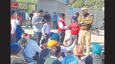 Khanna-Nawanshahr highway blocked due to protest by parents against a fee hike at the Sacred Heart Convent School, Samrala,Ludhiana on Saturday. (HT Photo) Khanna-Nawanshahr highway blocked due to protest by parents against a fee hike at the Sacred Heart Convent School, Samrala,Ludhiana on Saturday. (HT Photo)