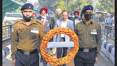 DC Varinder Kumar Sharma pays floral tribute to the hero of 1971 Indo-Pak war, Nirmaljit Singh Sekhon, at his statue in DC office in Ludhiana on Saturday, December 04, 2021 (Gurpreet Singh/HT)